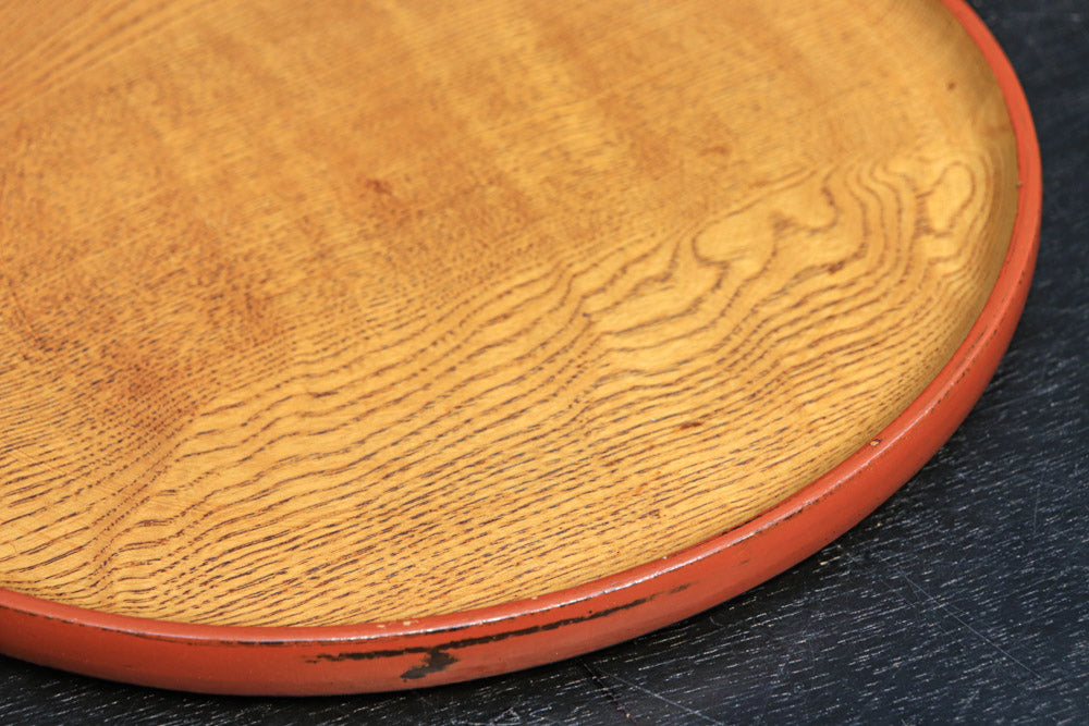 縁周りを朱で彩る杢目が美しい小型な丸盆 DC6126 在庫1枚 – 古福庵