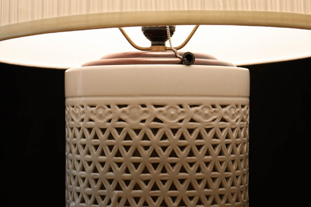 透かし彫りの美しい陶器製のスタンドライト DC8208 – 古福庵