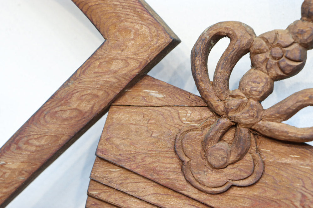 扇枠に椿と蓮と菊が描かれた華やかな彫刻欄間 E9959a 在庫1枚 – 古福庵