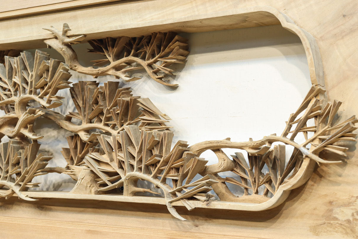 威厳を感じさせる松の深彫り彫刻欄間 EZ1826 在庫1枚 – 古福庵