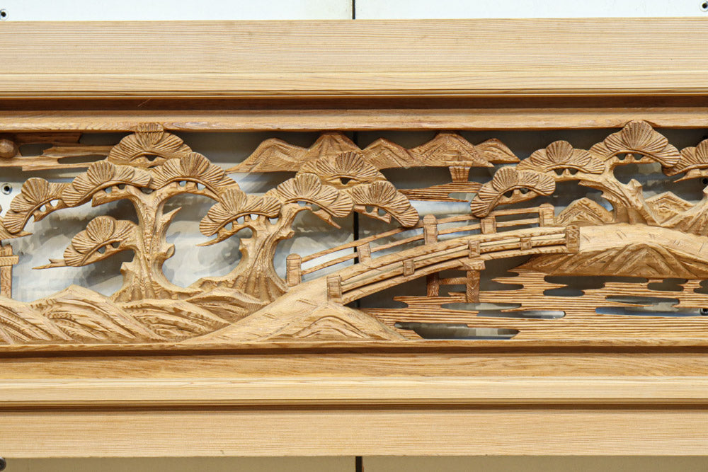 幅2150ミリ!! 立体感のある風景を描いた深掘り長尺彫刻欄間 EZ2514a