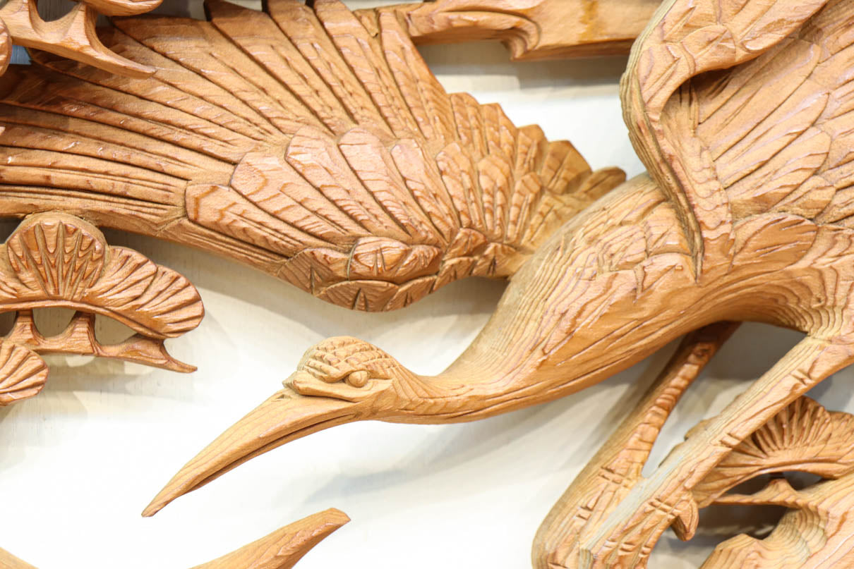 優しく温かみある色彩で鶴と松の彫刻装飾が映える深彫り彫刻欄間