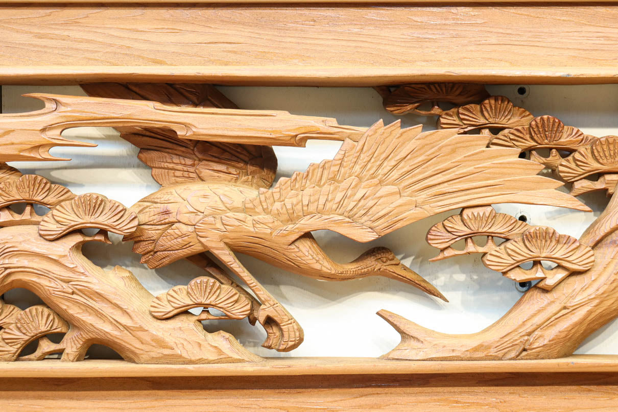優しく温かみある色彩で鶴と松の彫刻装飾が映える深彫り彫刻欄間