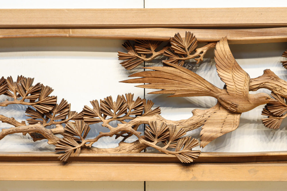 在銘一夢 繊細な彫刻で松と鳥の美しい景色を描いた深彫り彫刻欄間