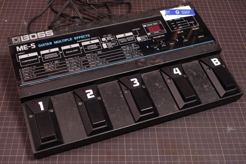 BOSS ME-5 GUITAR MULTIPLE EFFECTS（ボタンの反応が悪いです）」: こ