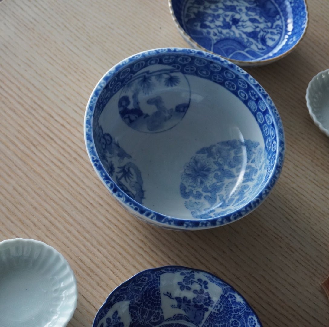 文様がめぐる、やわらかな染付古伊万里鉢 – Kotto Shop