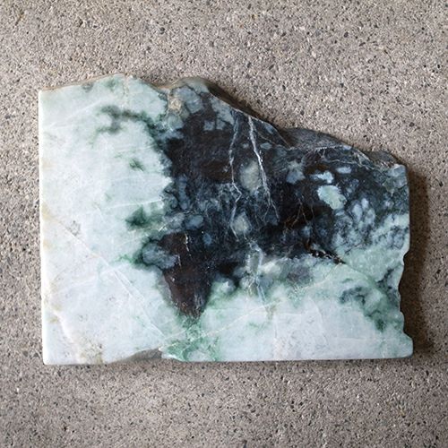 プレート型・オブジェに・820g】（高品質濃緑色ヒスイ）糸魚川天然翡翠