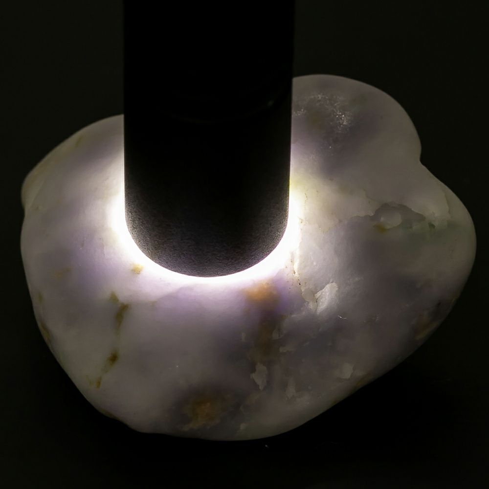 深いラベンダー色・宮崎海岸産・28g】（高品質ラベンダー色ヒスイ