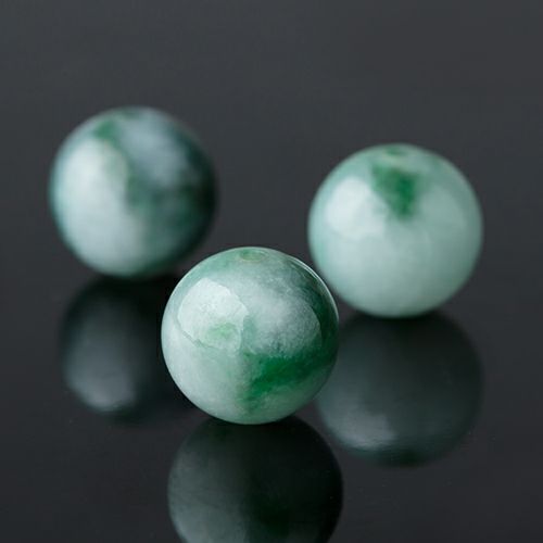 緑色10mm玉・1玉より購入可能です】（高品質濃緑色ヒスイ）糸魚川天然
