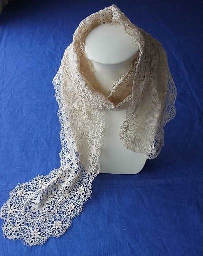 マルチーズレースのスカーフとアンティークブリュッセルレースのパーツ