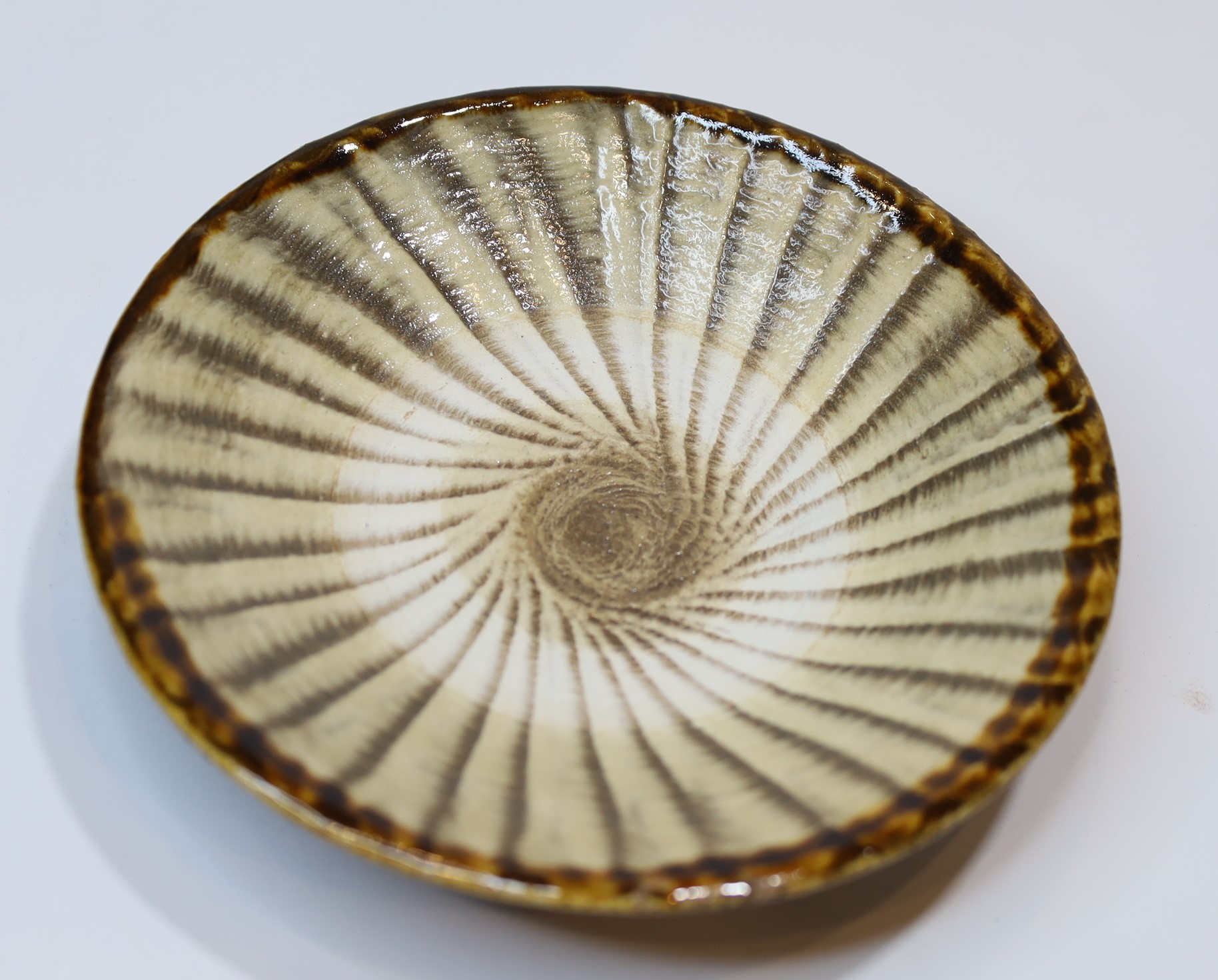 小鹿田焼 ハケメ4寸皿 坂本庸一/Onta 12cm dish/Sakamoto yohichi – 倉