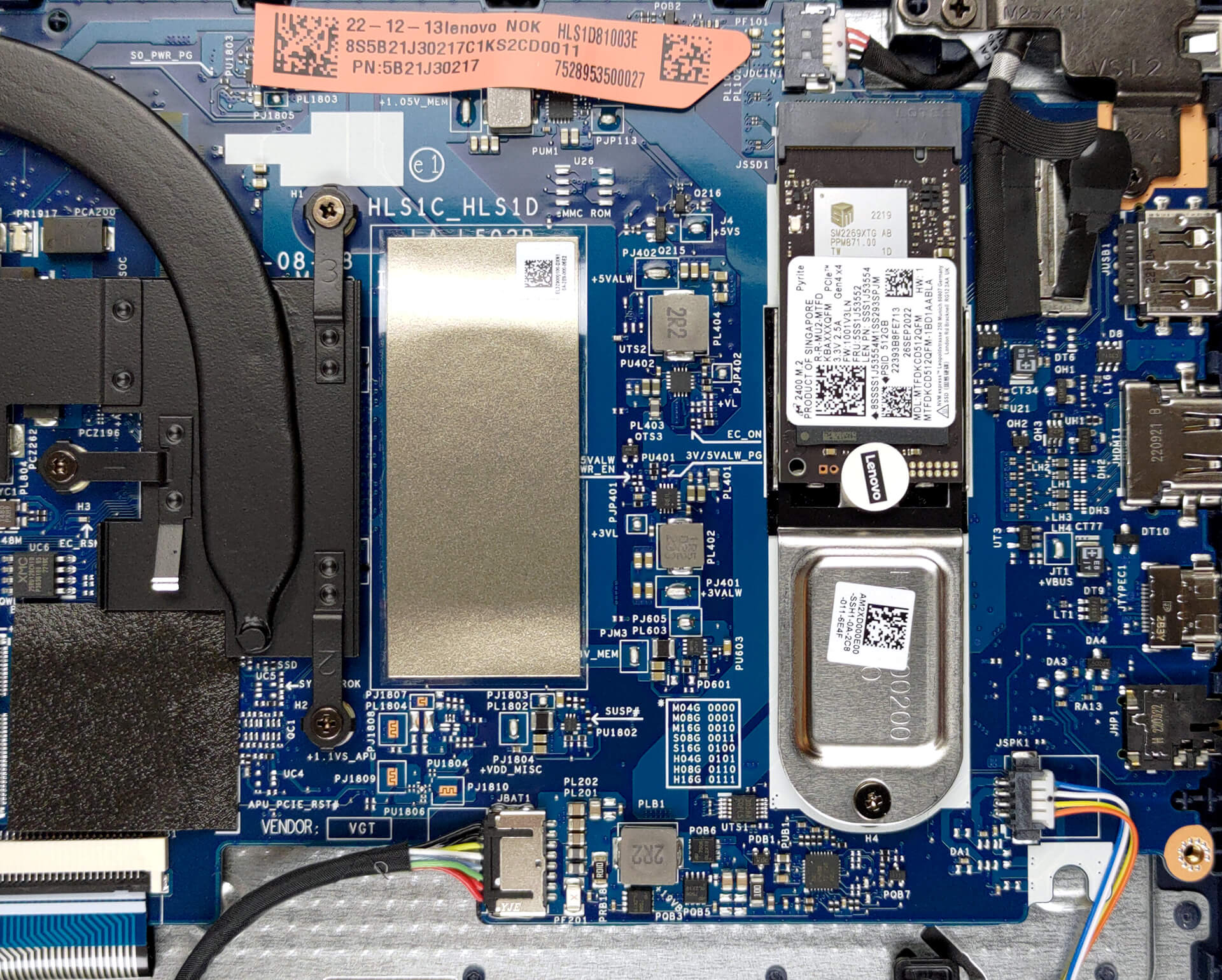 Lenovo IdeaPad 1（15インチ、2023年）を開く方法 - 分解と