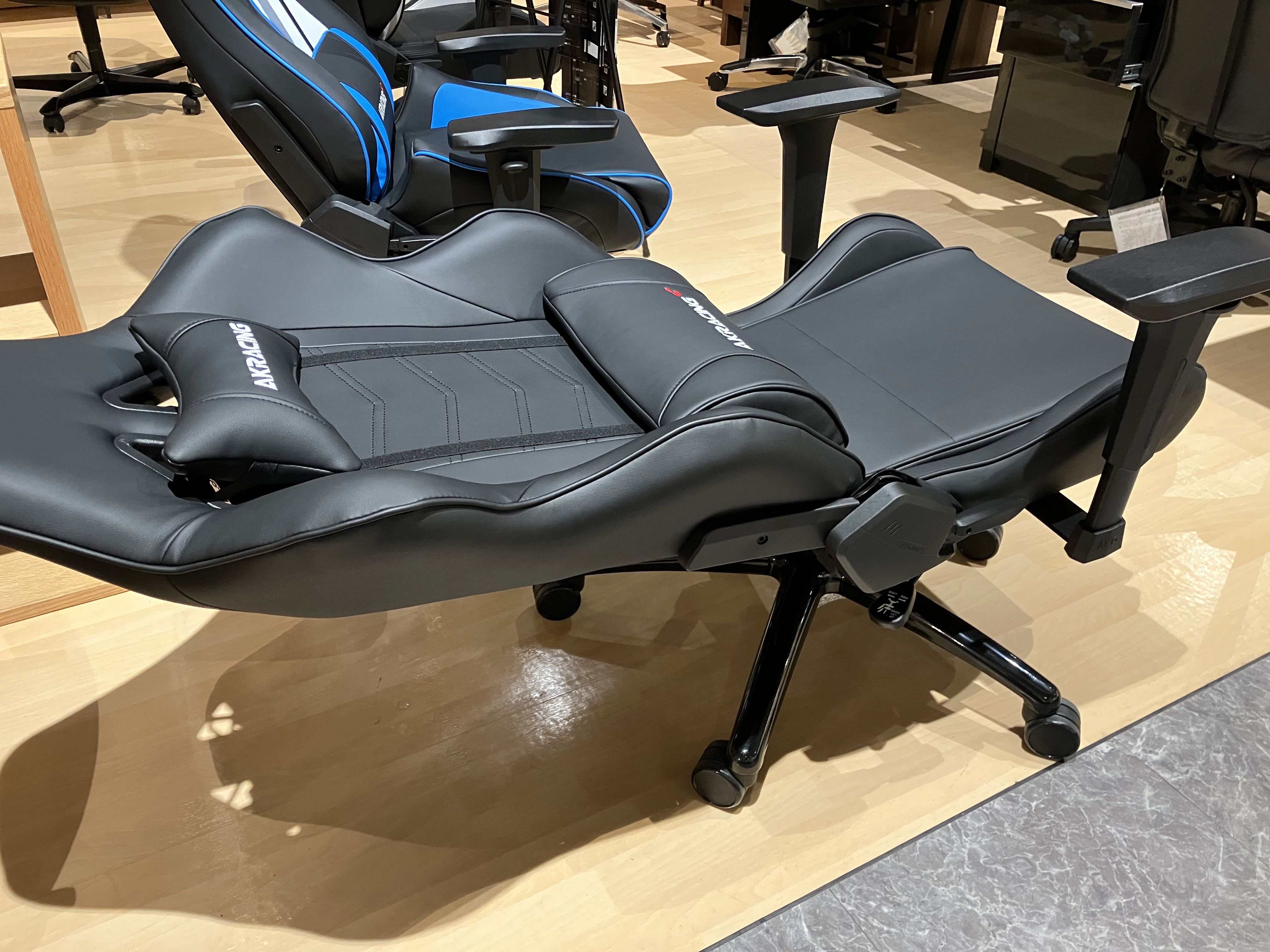 取扱いスタート！AKレーシングチェアはLAPIAS万代家具へ！ | LAPIAS