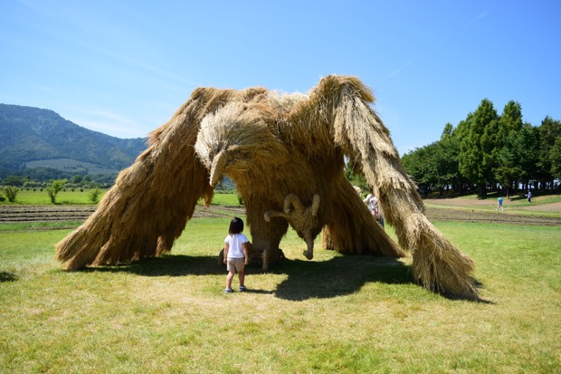 新潟市〈わらアートまつり〉 巨大スケールに愕然！ 稲わらで作られた