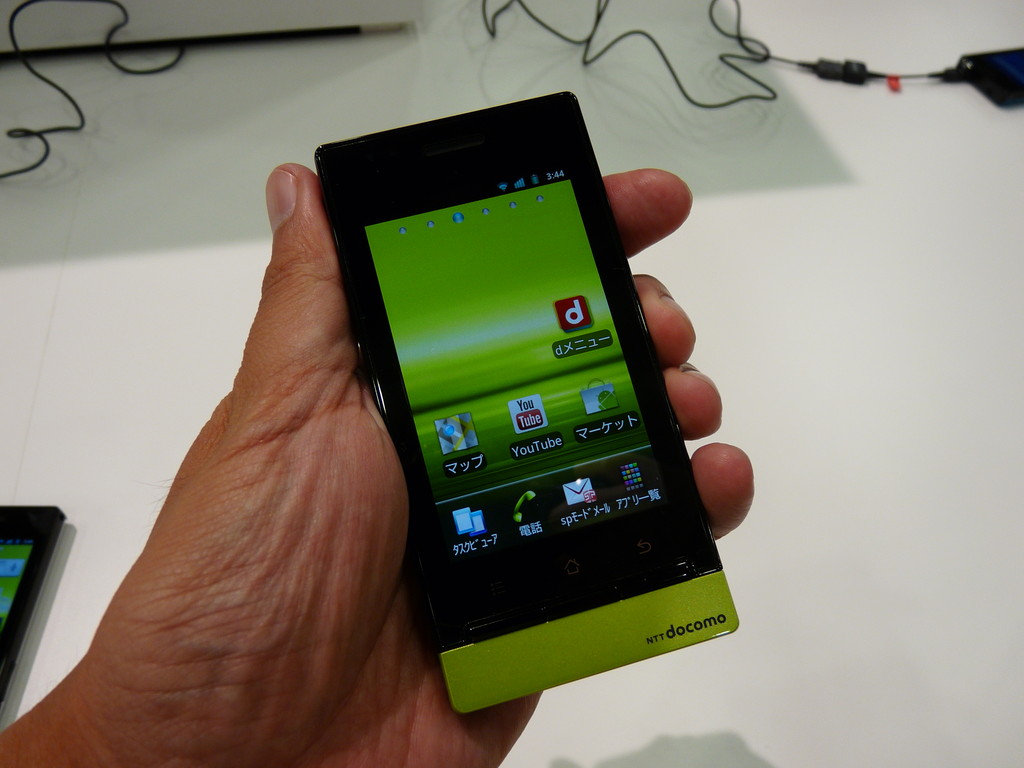 NTTドコモ、カラフルでコンパクトなAndroidスマートフォン「P-01D」を