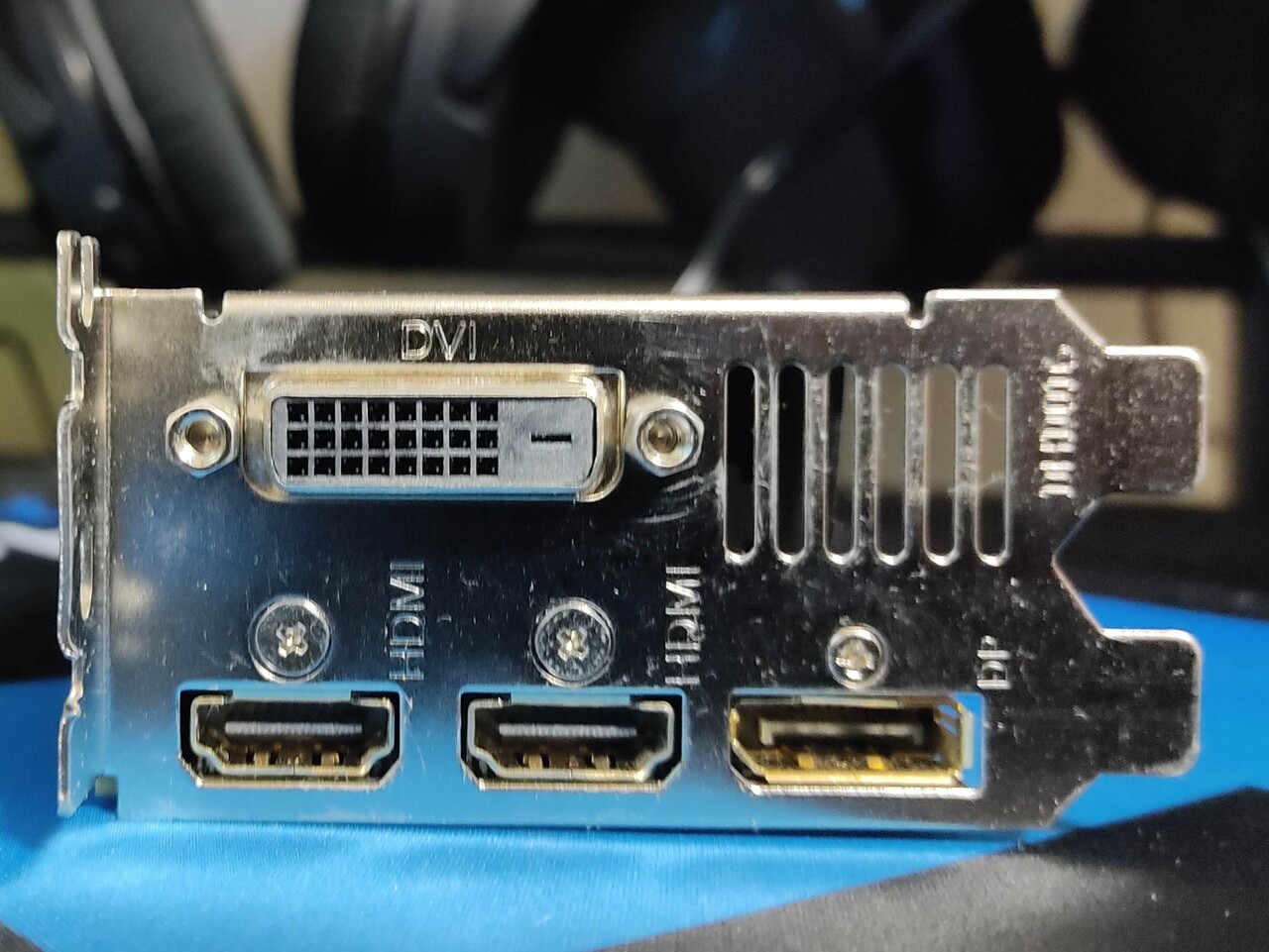 手持ちのグラフィックボードの映像出力の順番 : クアッドコアですよ