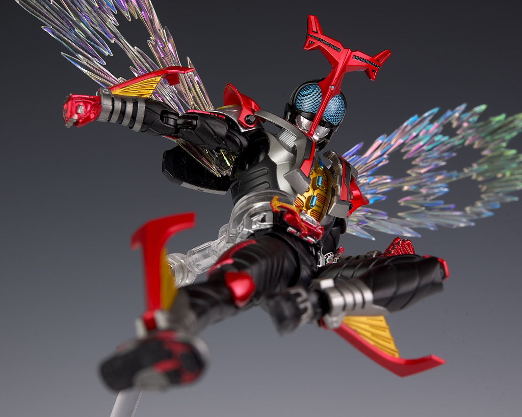 新品 真骨彫 仮面ライダーカブト ハイパーフォーム CLUB TAMASHII