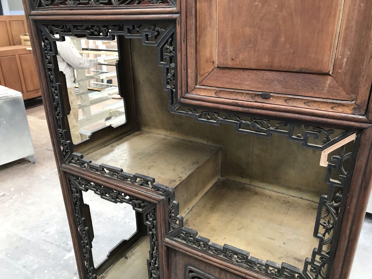 中国アンティーク家具】飾り棚の塗り直し : ニシザキ工芸(株)塗装部