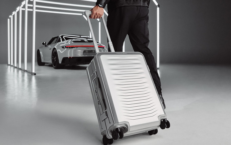 ポルシェデザインが新作「ロードスター・アルミニウム」スーツケースを