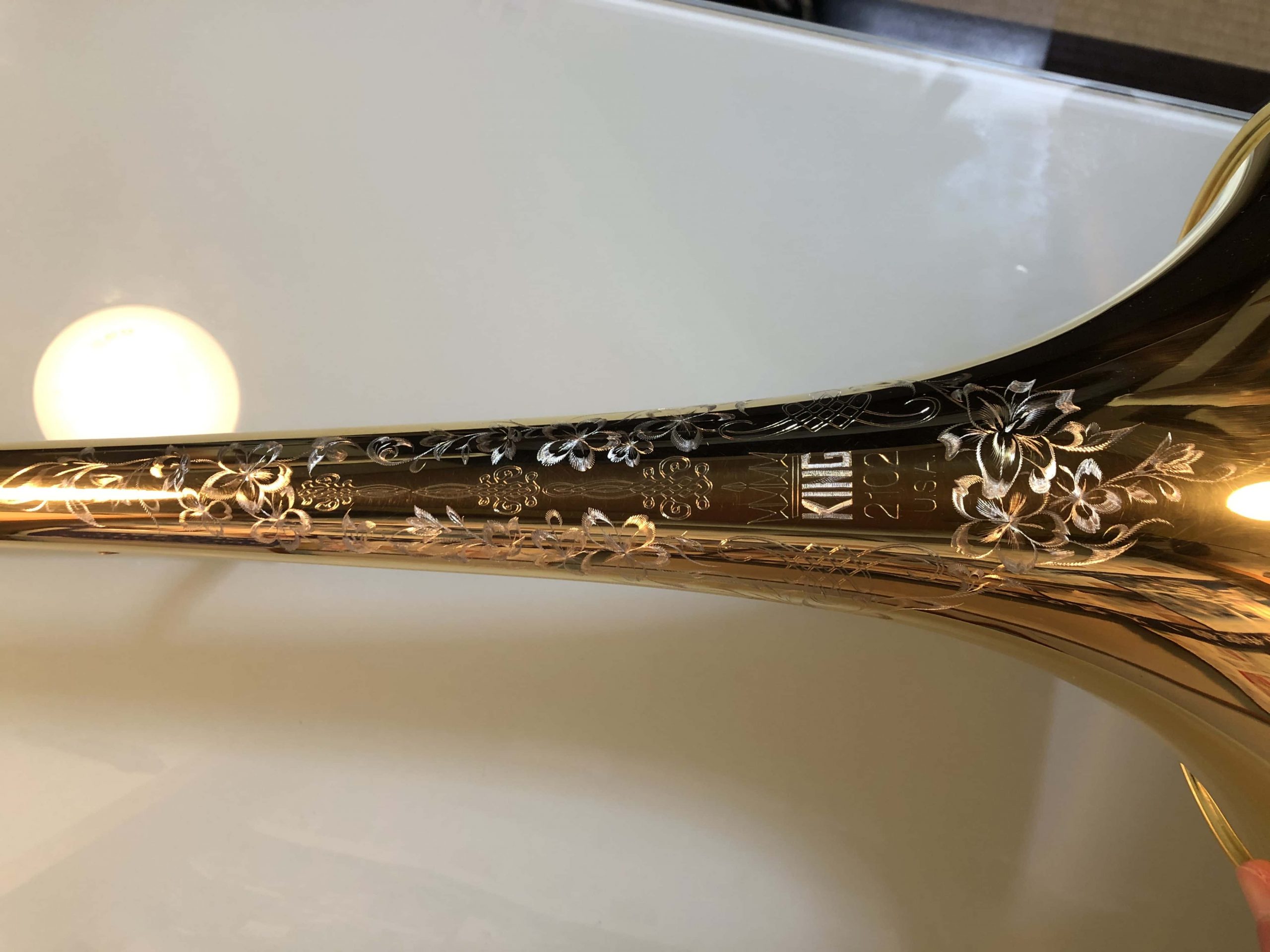 トロンボーンのロゴマーク周りにオリジナル彫刻 | LOVE & HAPPINESS