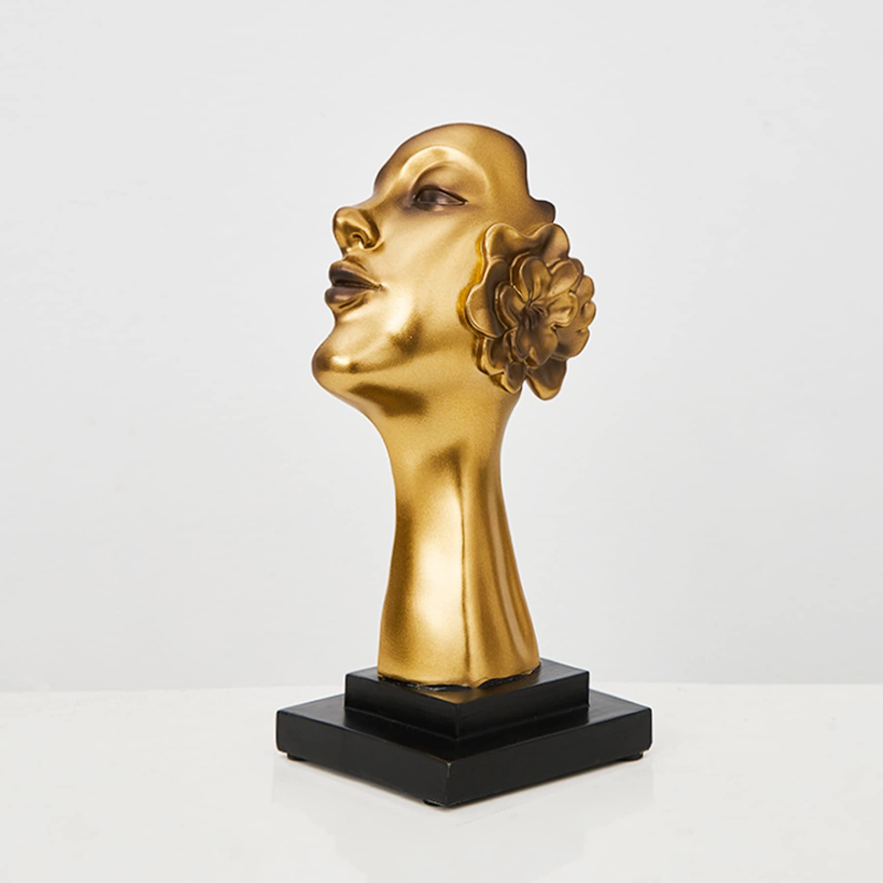 抽象的な金色の彫刻スタンド