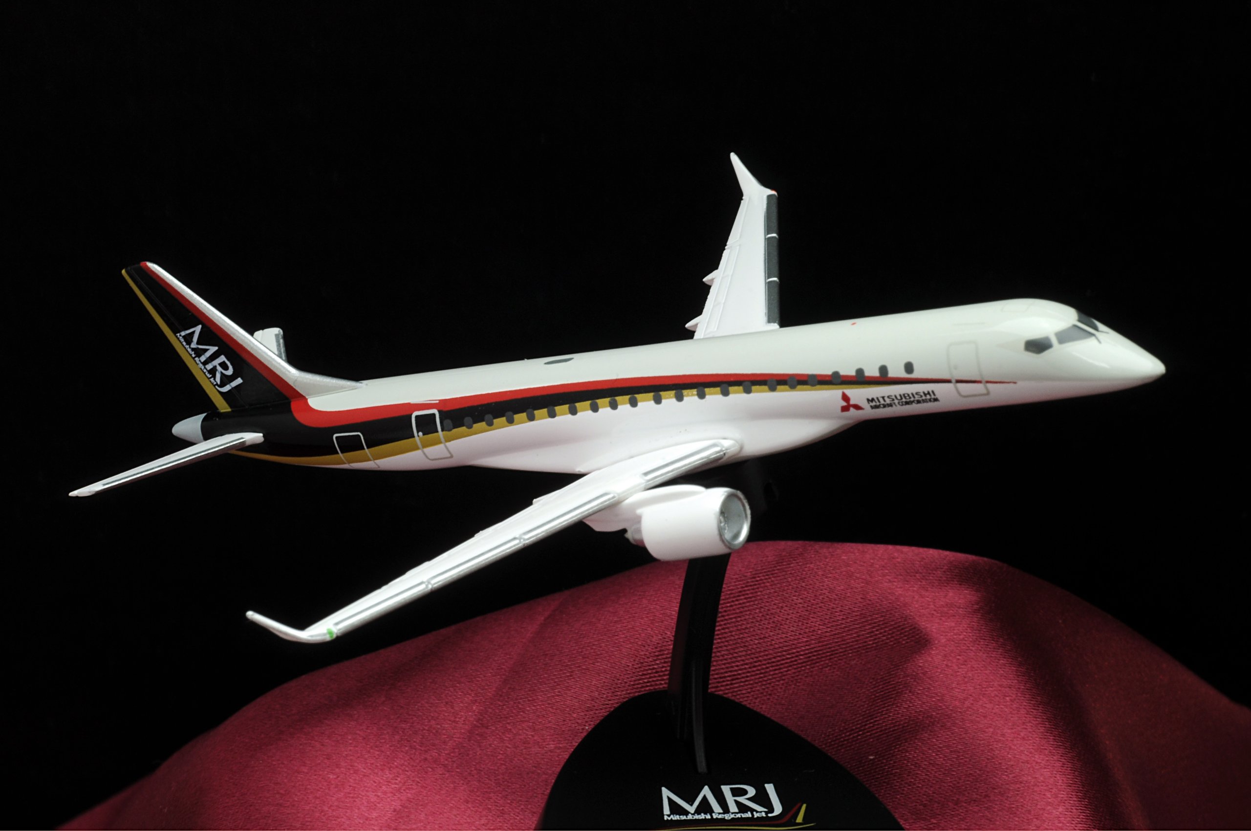 Amazon | トミーテック 1/400 三菱航空機MRJ90 完成品 | プラモデル 通販