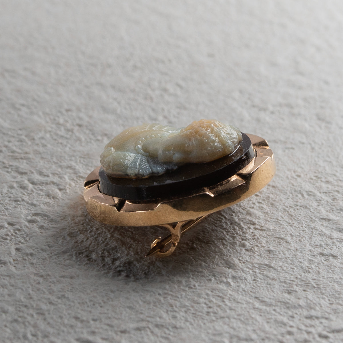 アンティーク 3層ストーンカメオブローチ（サードニクス）