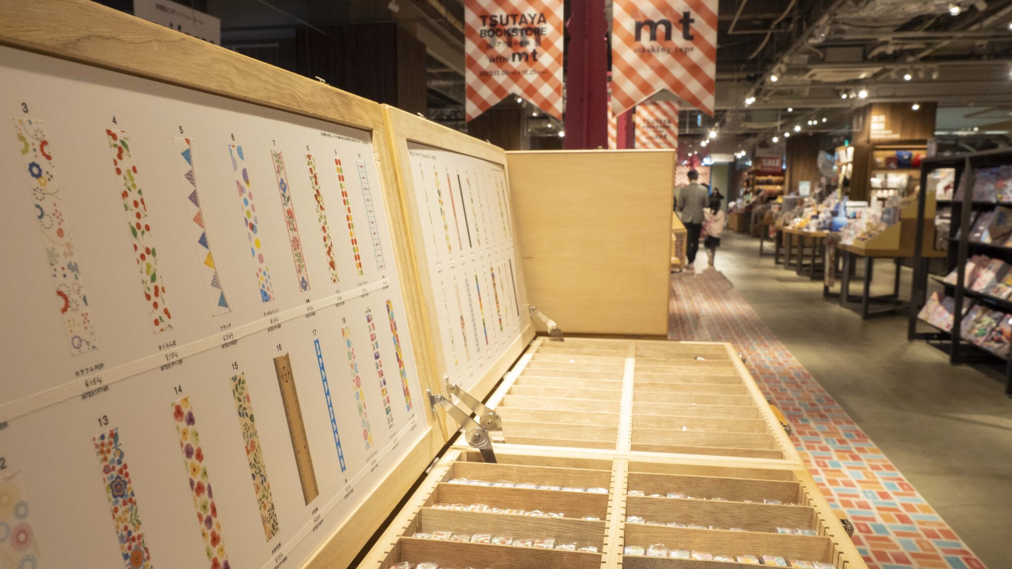 アクエル前橋がマスキングテープに包まれる 25日までカモ井「mt」出店