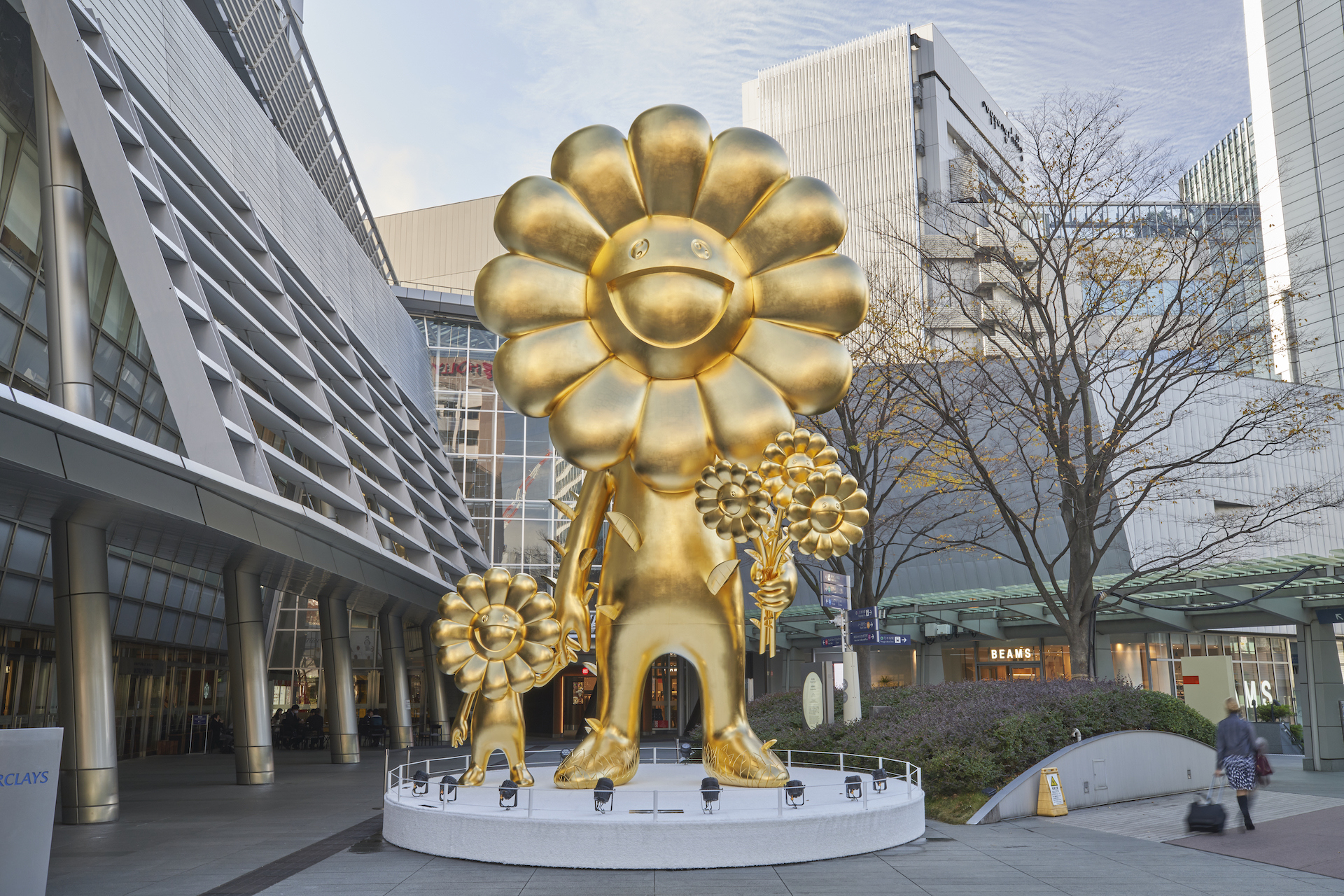 Takashi Murakami has added a 10m-tall golden statue to Roppongi Hills