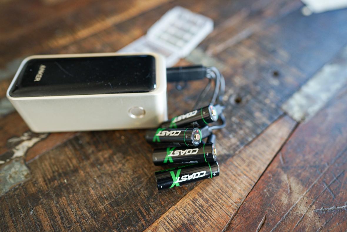 いちいち電池買い直すのやめました。USBで直接充電できる「ZX AAA」が