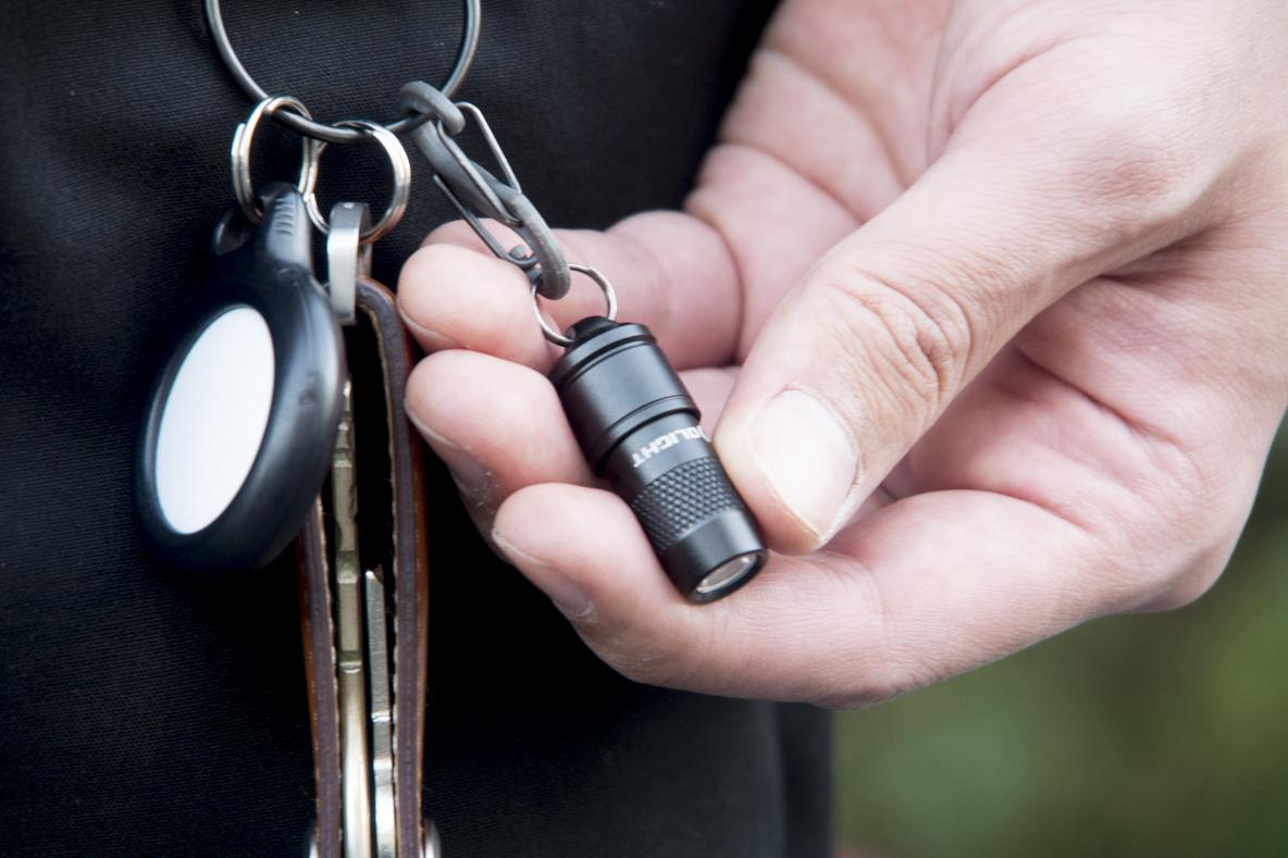 アウトドア時や防災用にも役立つ「超コンパクトなキーライト」は身に
