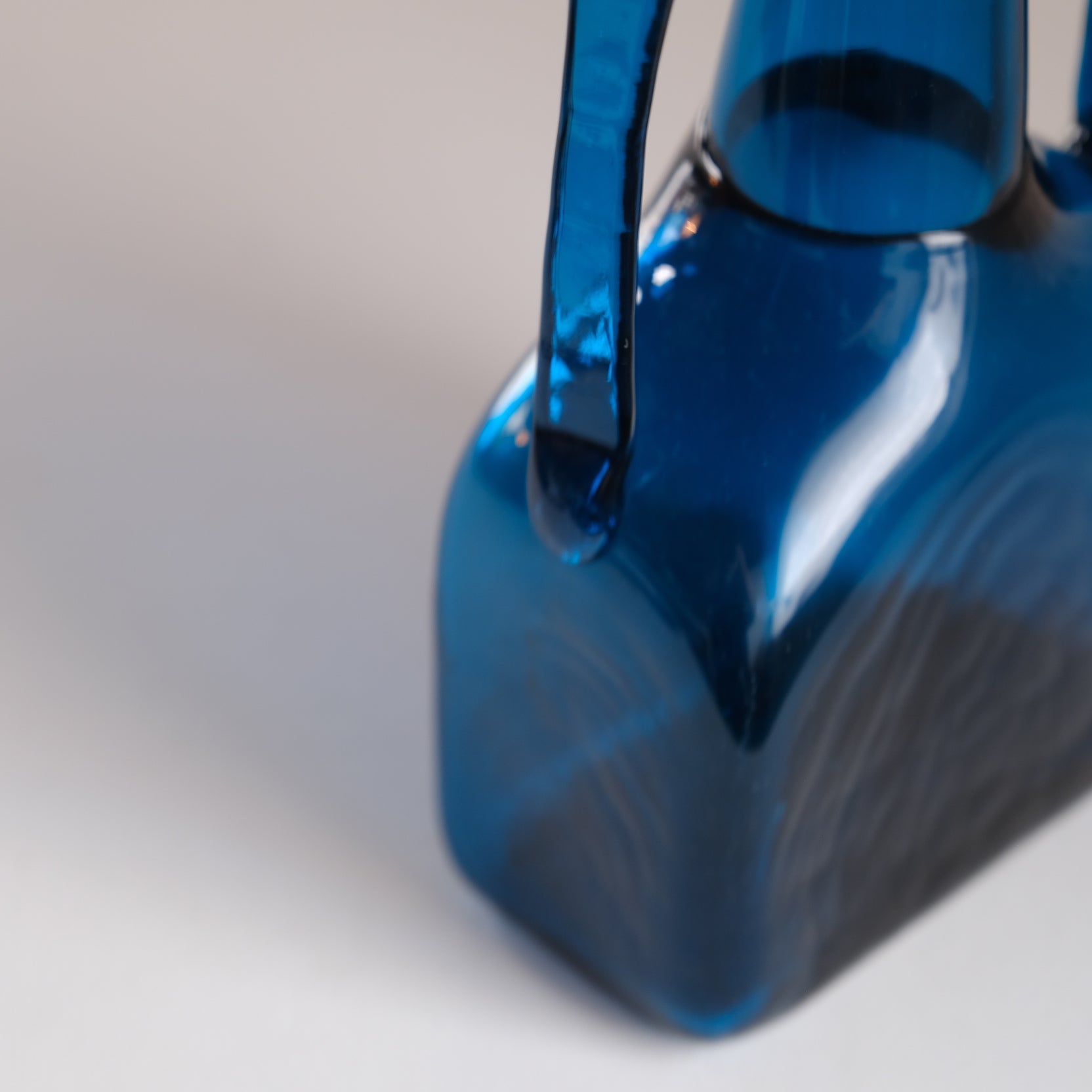 小谷新三 銅巻青色ガラス装飾ボトル 取っ手付き 小谷新三銅巻青色