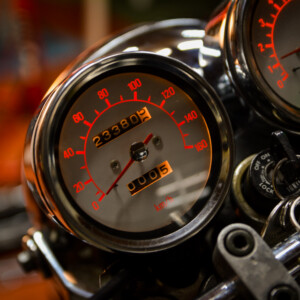 バイクのスピードメーターってどうやって動いてる？SR400のメーターが