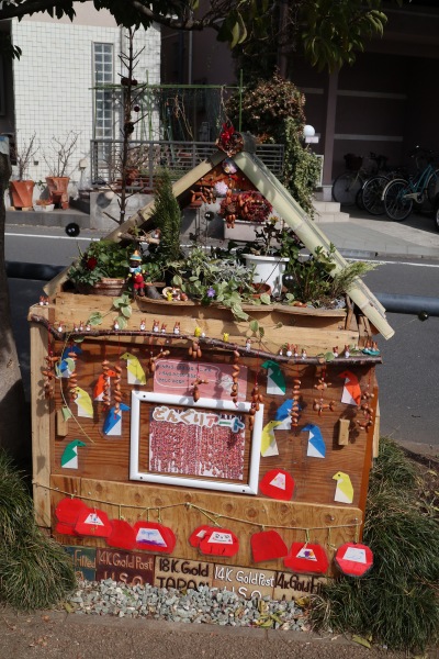 江川せせらぎ遊歩道に「どんぐりアート」が展示、動物たちやトトロ