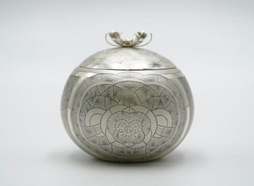 クリニック展示アート紹介 (3) 鍛銀流込象嵌錺香炉 | N2クリニック