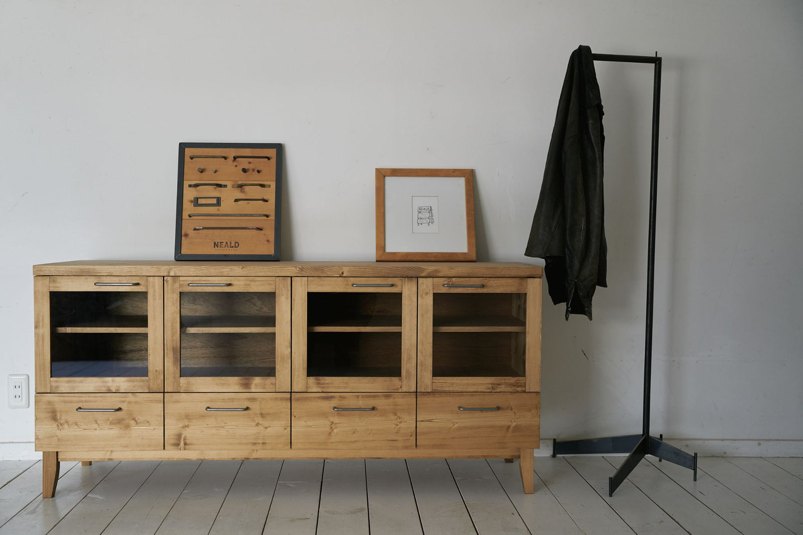 ガラス扉と引き出しのキャビネット – NEALD