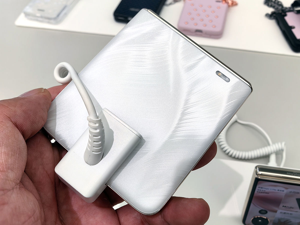 美品❣️非売品❣️充電器付き Vodafone LG Silicon 折りたたみ携帯 美