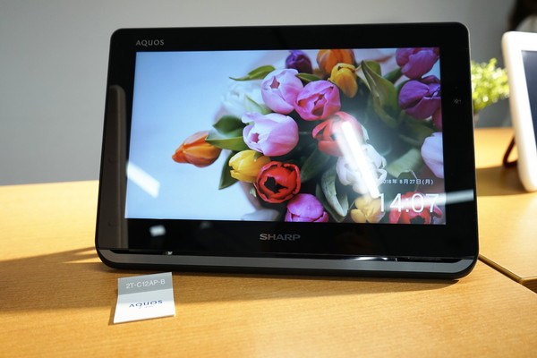 シャープ、持ち運べるテレビ「AQUOSポータブル」 - 軽い! お風呂に沈め