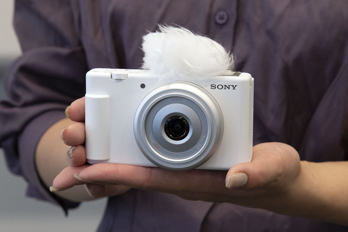 ソニー、超広角20mmでワイドに撮れる小型VLOGCAM「ZV-1F」 | マイナビ