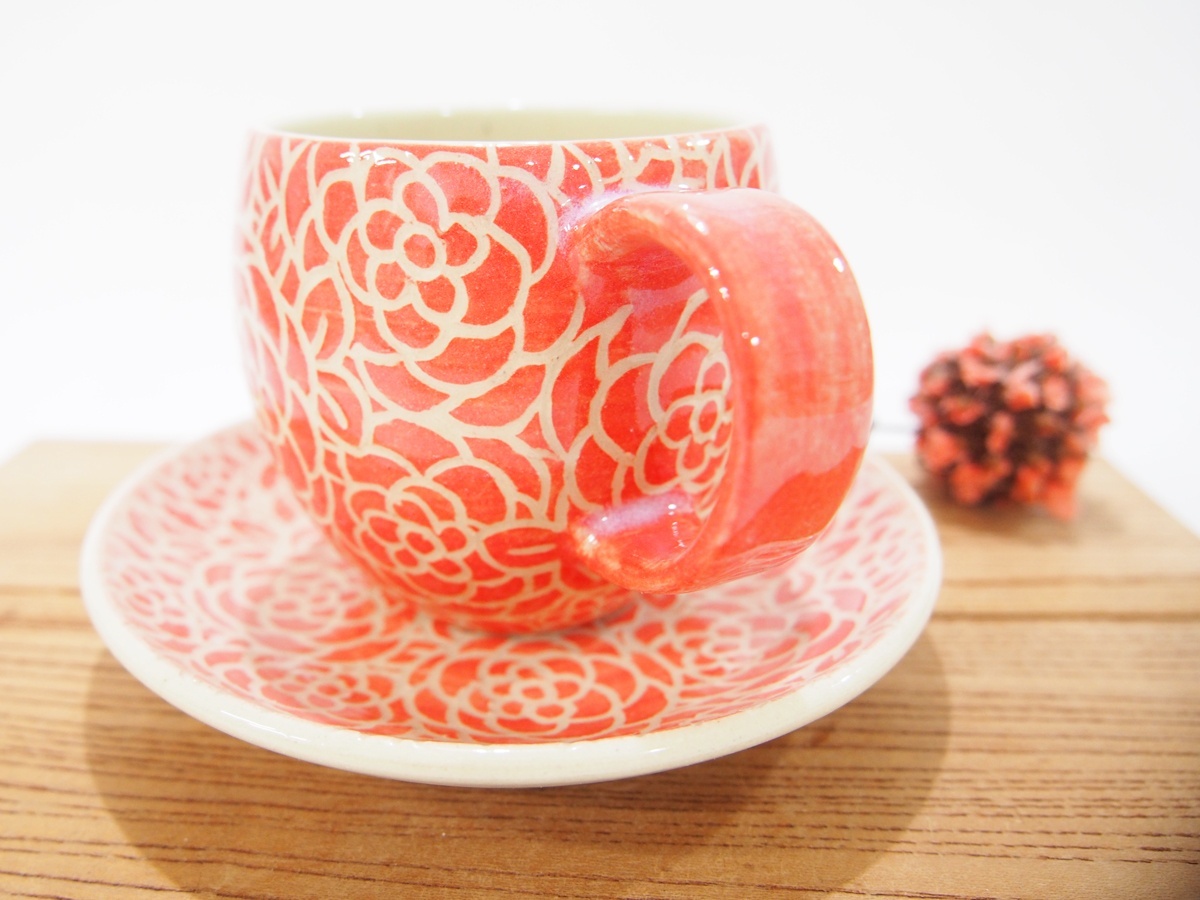 紋花彩泥掻落 カップ＆ソーサー（丸・赤） 【nicorico】マグ・カップ