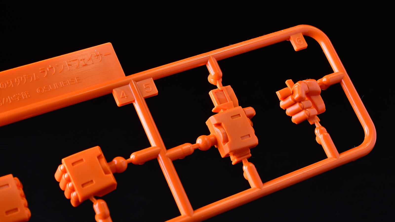 でっかい武器も安心のハンドパーツ構成！Get truth 太陽の牙ダグラム