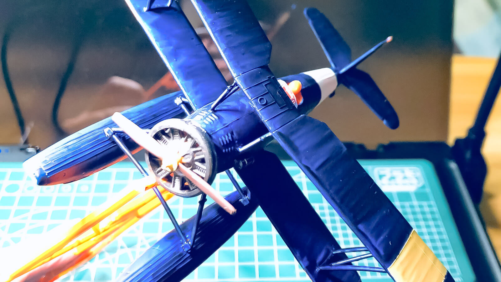 ミシェル・アロチェフ 【青い飛行機】 木製 ミシェル・アロチェフ