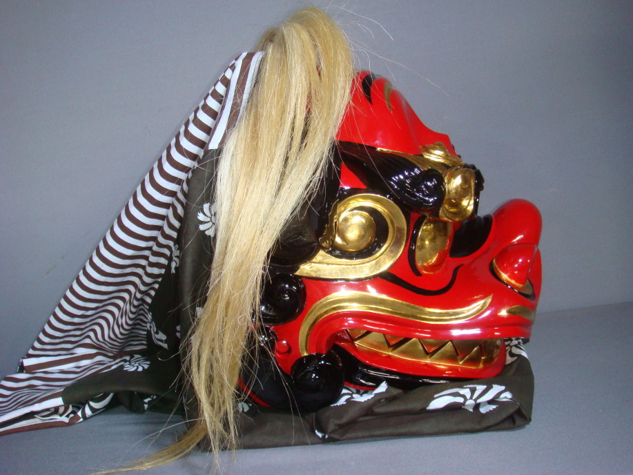 中国の獅子頭の木彫り 口は空きます 一刀彫では有りません 40年前購入