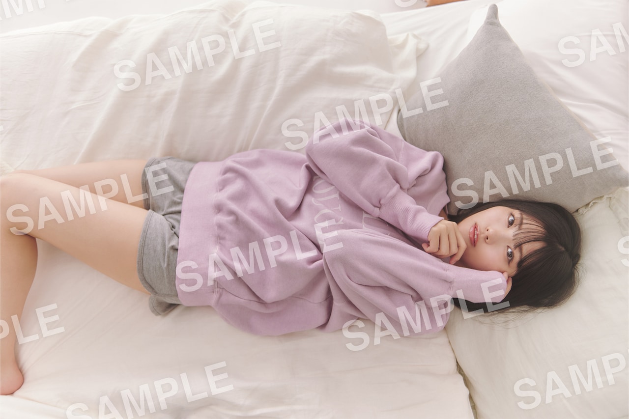 乃木坂46中西アルノが横になってこちらを見つめる、「あの頃、乃木坂に