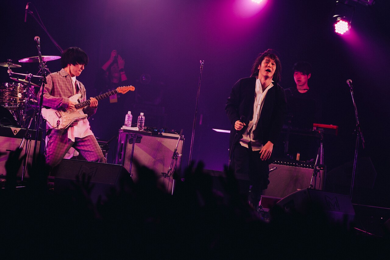 斎藤宏介（UNISON SQUARE GARDEN、TenTwenty / 左）と田淵智也（UNISON