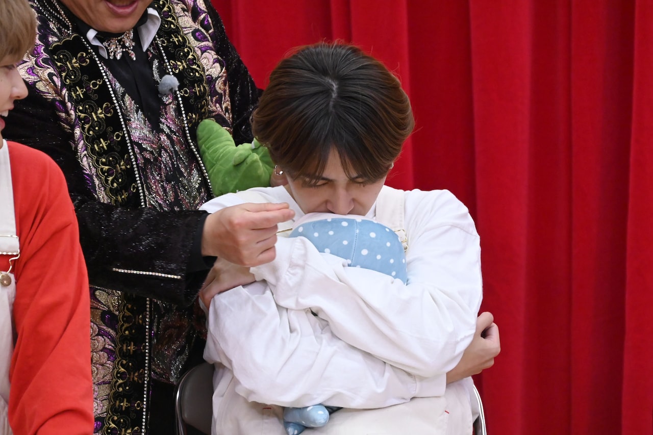 ぬいぐるみを抱きしめるタカシ。 [画像ギャラリー 13/40] - 音楽ナタリー