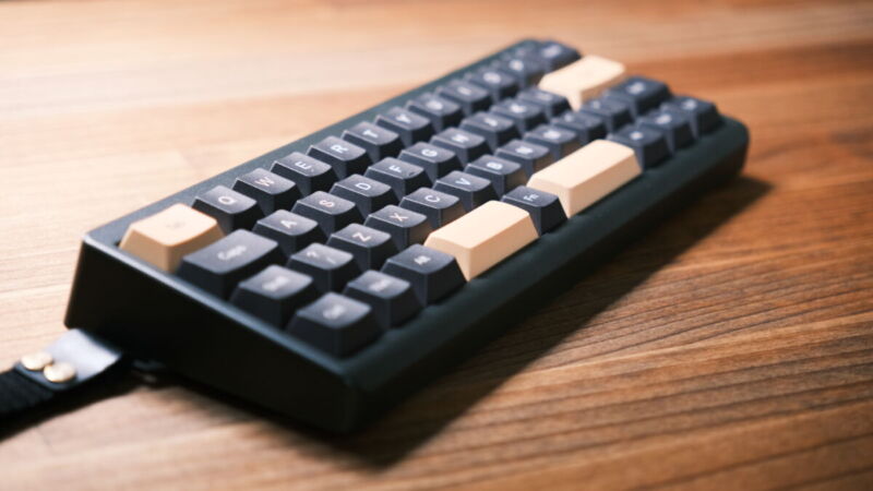 EPOMAKER「TH40」レビュー。極限まで無駄を削ぎ落とした40%キーボード