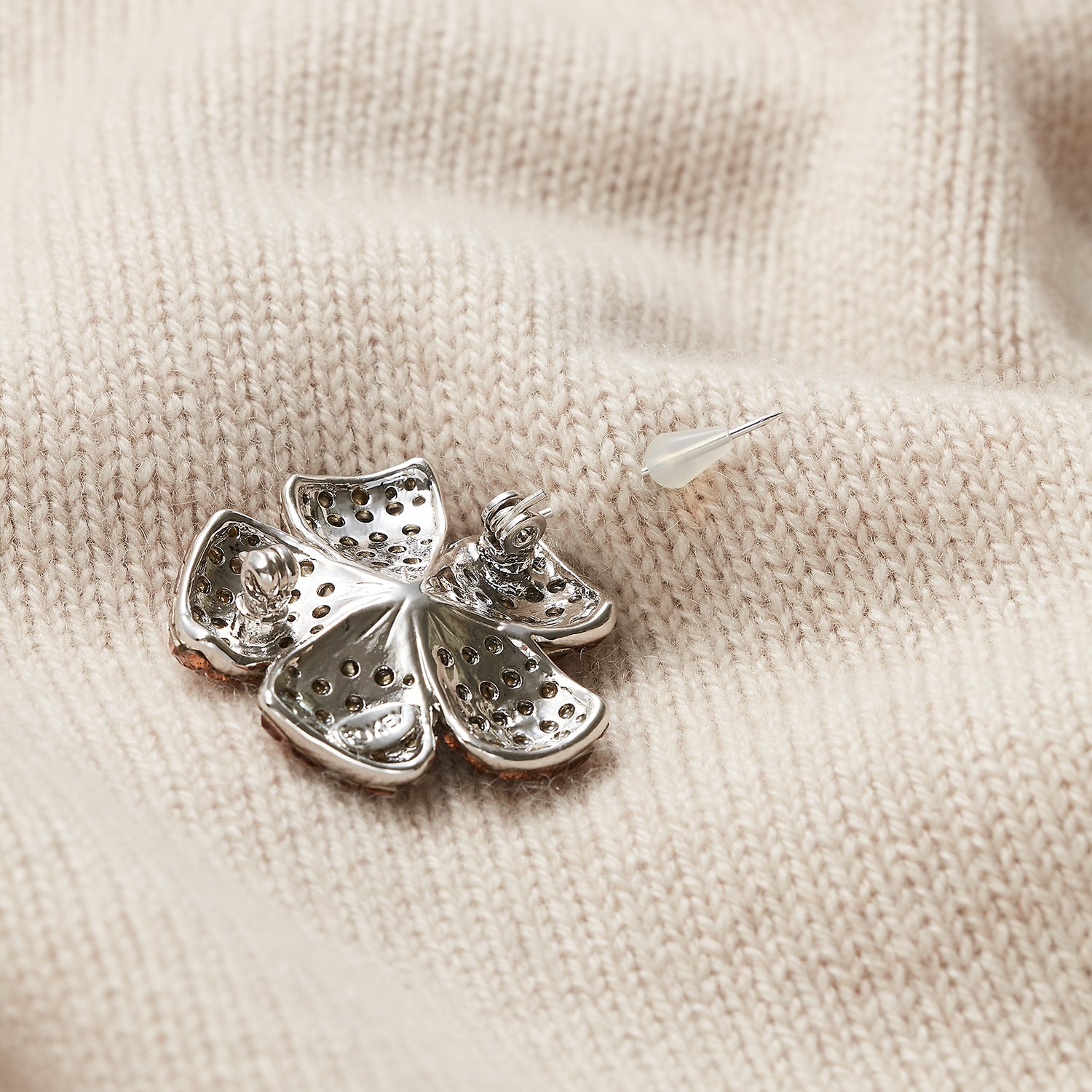 FOXEY 花形クリスタルブローチ FOXEY 花形ブローチ 26645 Brooch