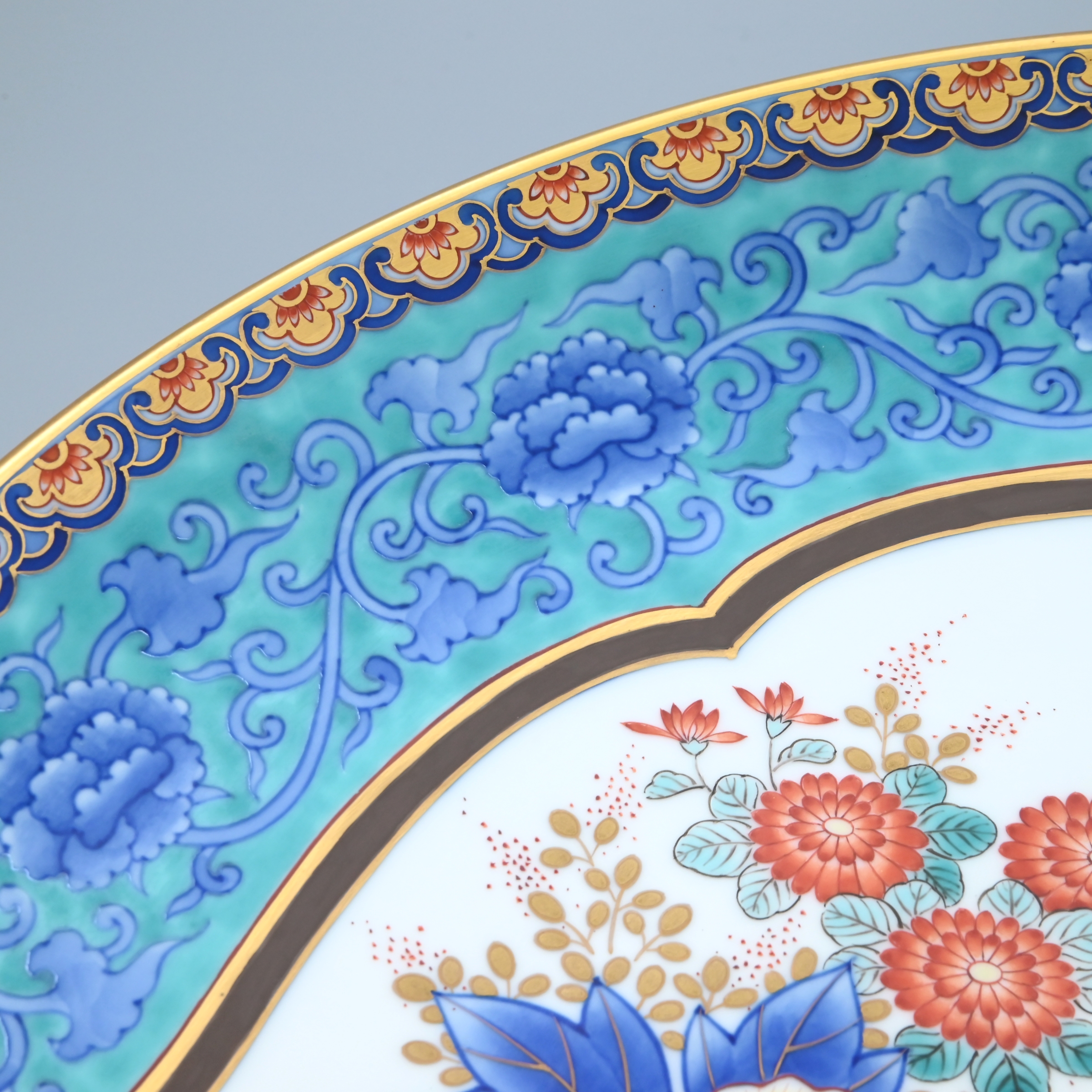 青華緑彩間取草花文）飾り大皿|有田焼の老舗-香蘭社オンラインショップ