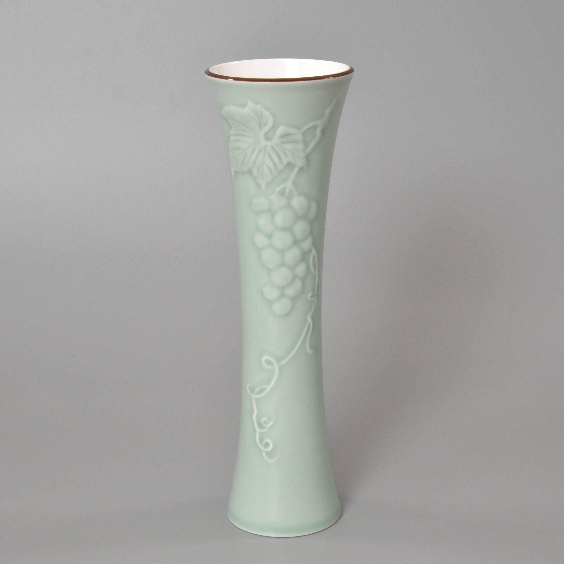 青磁陽刻葡萄）花瓶|有田焼の老舗-香蘭社オンラインショップ
